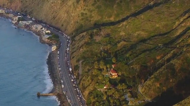 Rock slide closes parts of PCH in Malibu