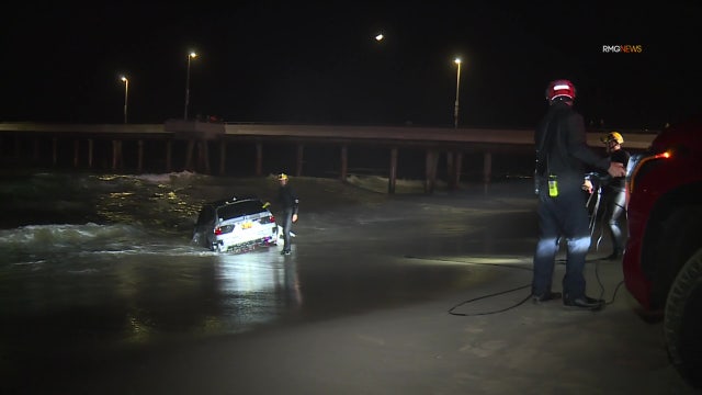 Police chase suspect drives into ocean with dogs in back seat, tries to swim away