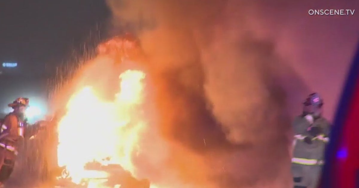 405 Freeway crash: 2 killed in fiery collision, SigAlert lifted | FOX ...