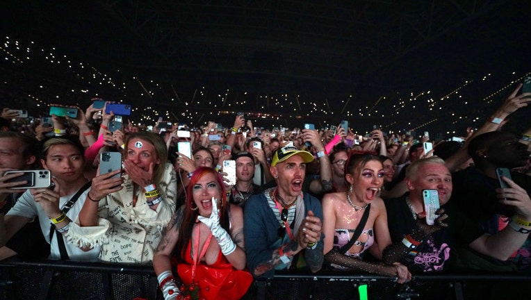 Fans-enjoy-a-concert.jpg