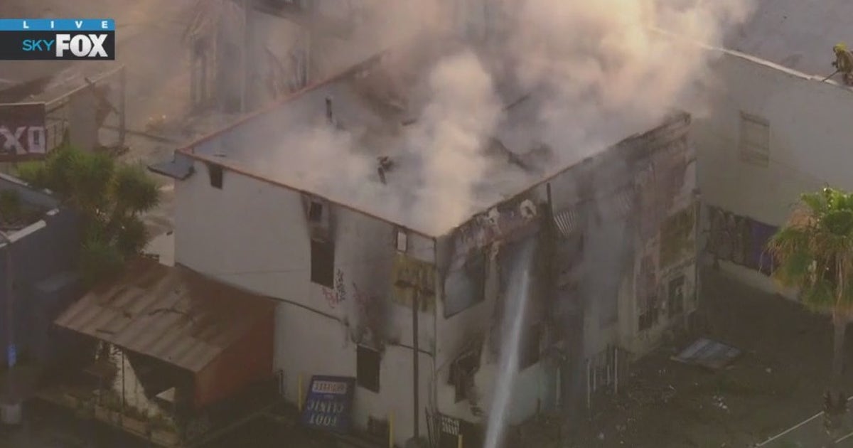 Fire erupts at vacant Hollywood building | FOX 11 Los Angeles