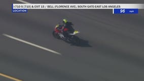 Motorcycle tops 100+ mph while dodging LA traffic