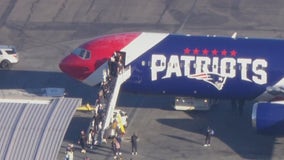 Dodgers arrive in LA on Patriots team plane