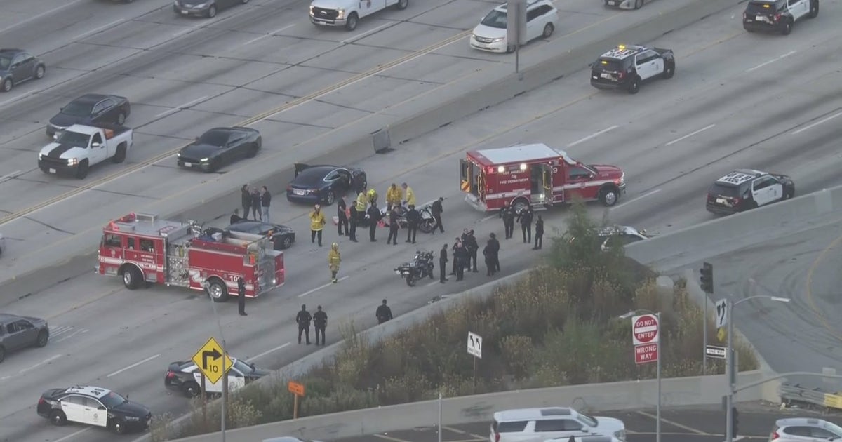 405 Freeway shut down in West LA due to severe crash involving LAPD ...