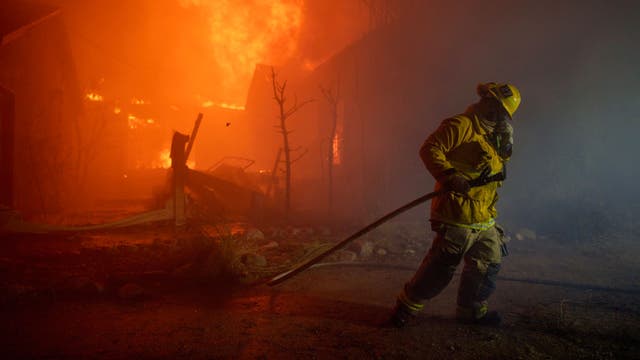 2 looters arrested in wildfire evacuation zone, LA County Sheriff says