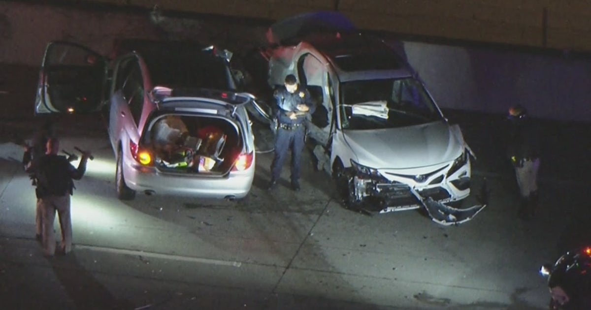 Woman, dog killed in crash on 405 Freeway near VA Hospital | FOX 11 Los ...