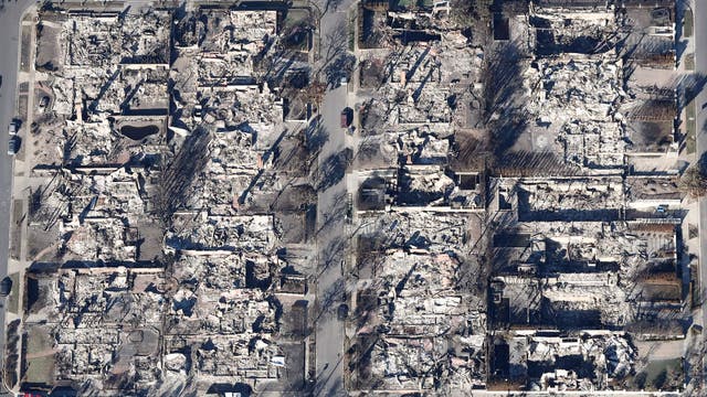 Burned lot in Pacific Palisades sells for nearly $1 million less than a month after listing