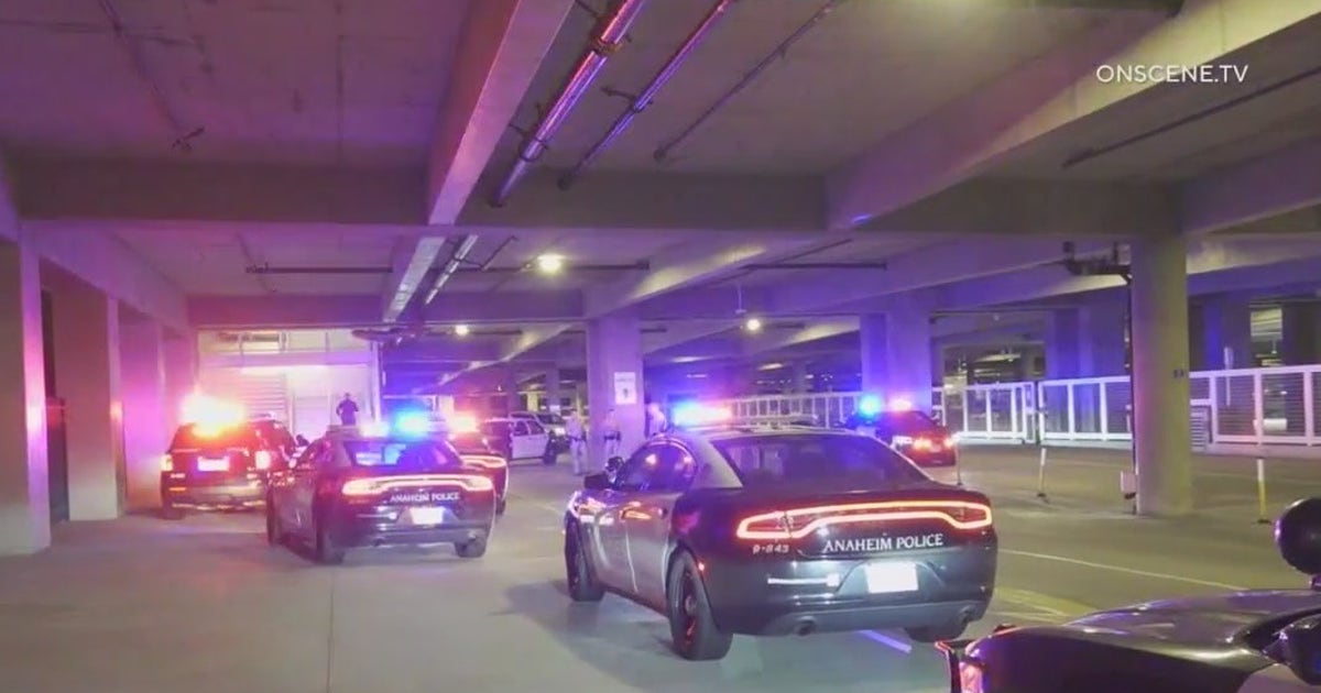 Orange County police chase ends at Disneyland parking structure | FOX ...