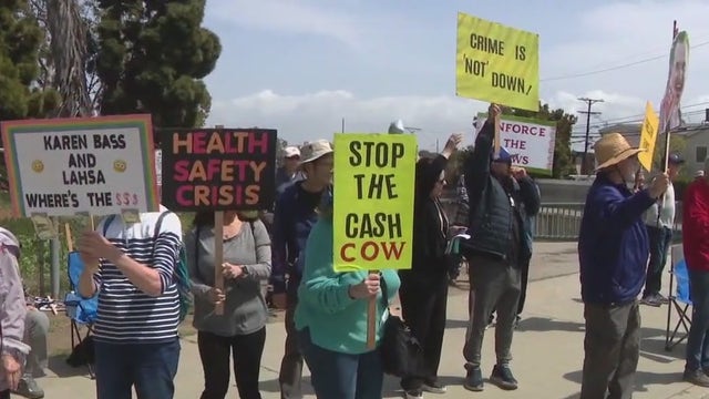 Protesters duel over Del Rey homeless RV camp