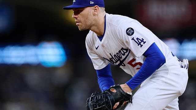 Freddie Freeman tweaks ankle after slipping in shower, Dodgers say