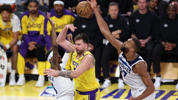 Lakers hold off Timberwolves in Game 2; Series even at 1-1