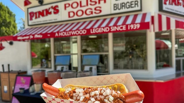 Pink's Hot Dogs opens at Los Angeles Zoo