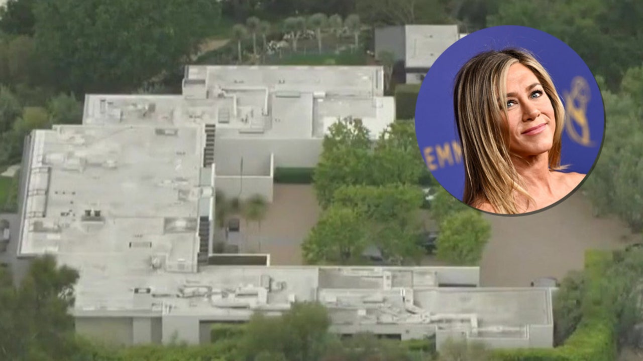 Man charged with stalking Jennifer Aniston pleads not guilty