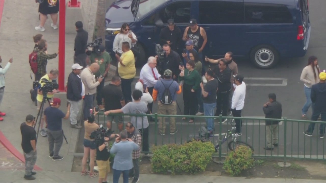 Homeland Security agents detain multiple people outside Westlake Home Depot