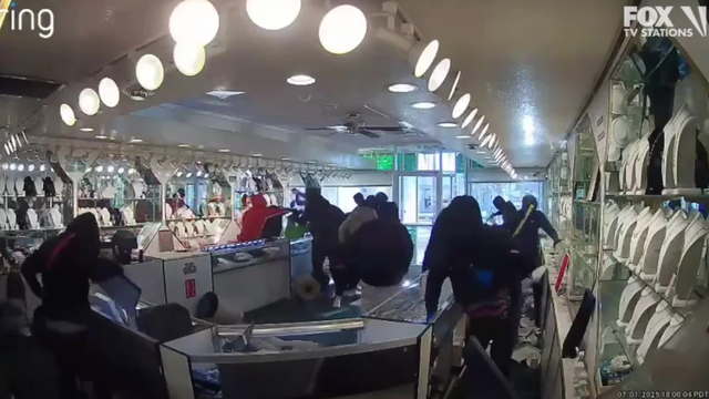 Several thieves storm Artesia jewelry store in bold smash-and-grab
