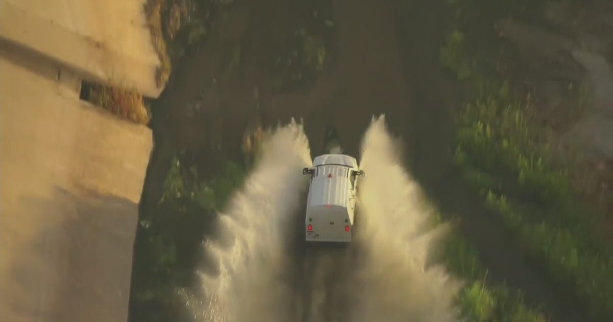 LA police chase ends with car getting into canal in Pico Rivera | FOX ...