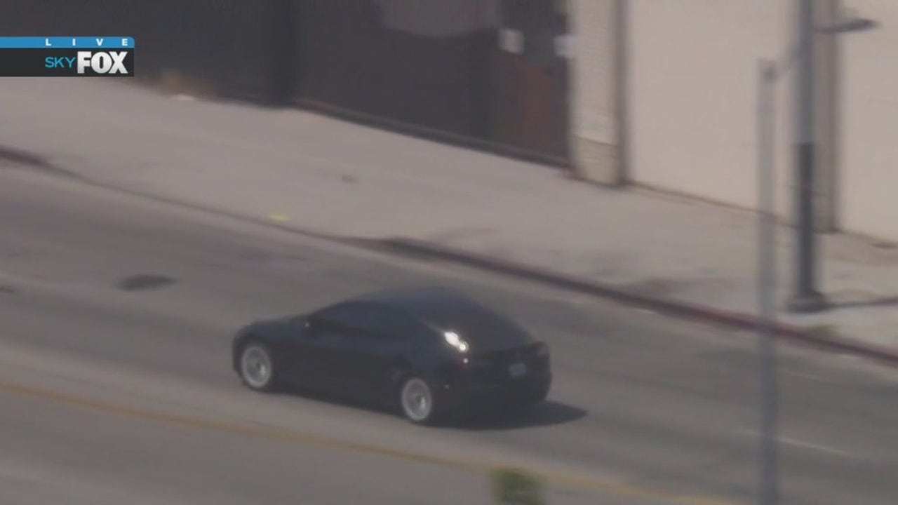 Police chase: LAPD in pursuit of burglary suspects in Tesla