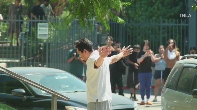 Murder suspect taken into custody after standoff in Canoga Park apartment