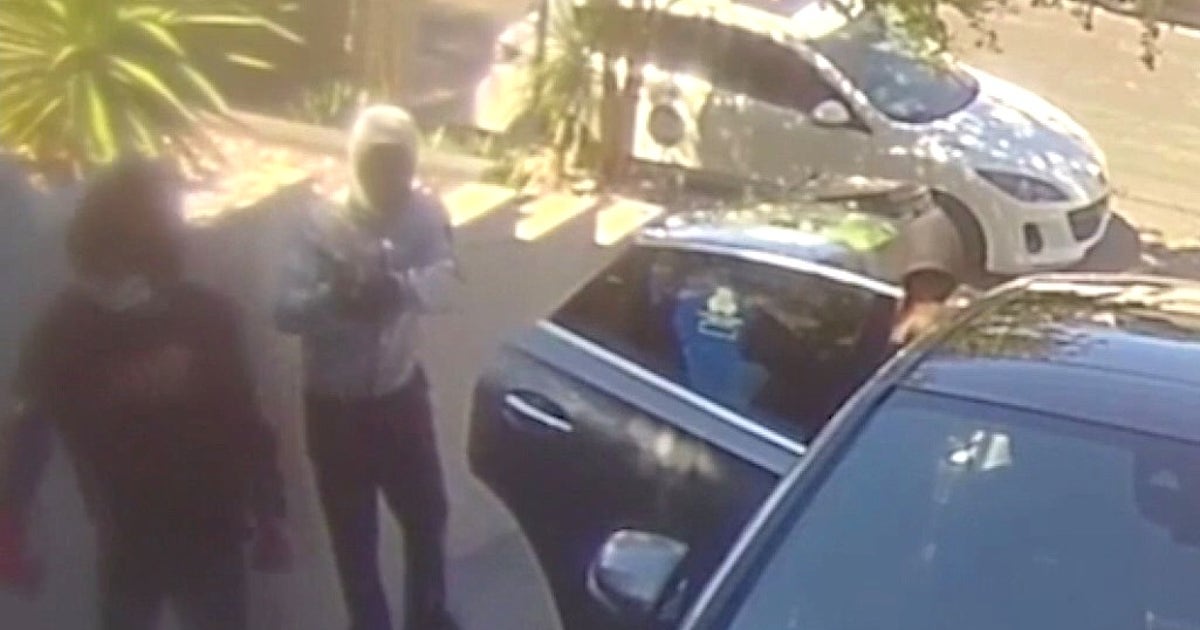 Car wash workers robbed at gunpoint in Woodland Hills | FOX 11 Los Angeles