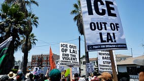 Newsom signs bills in Los Angeles to restrict immigration raids