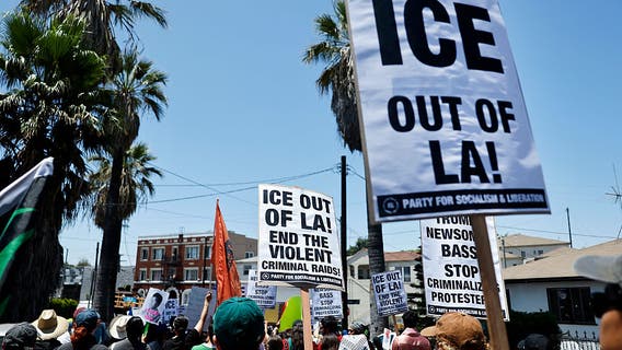 Newsom signs bills in Los Angeles to restrict immigration raids