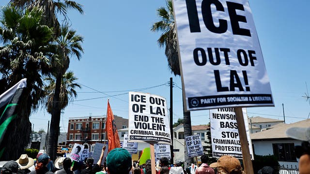 Newsom signs bills in Los Angeles to restrict immigration raids