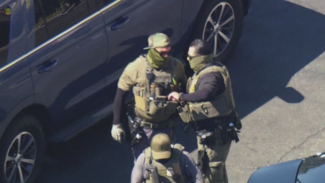 2 arrested, 2 detained by federal agents in Van Nuys