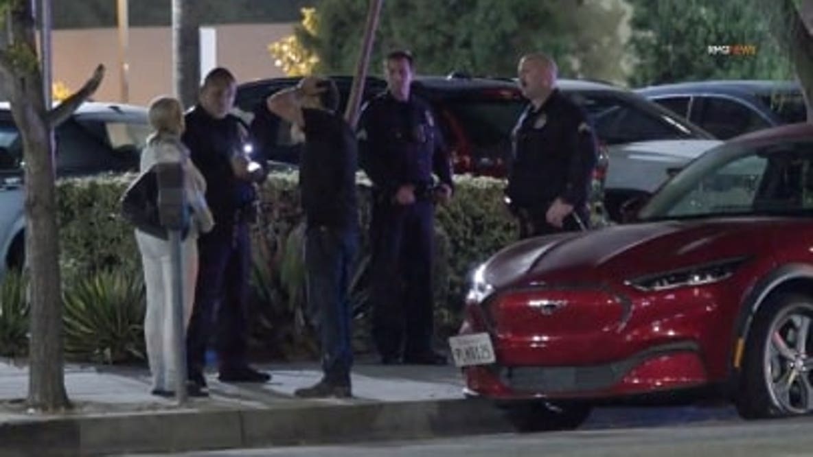 Man robbed in Woodland Hills while checking car for flat tire