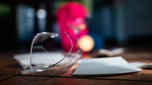 Woman stabbed in neck by sister during haircut in Simi Valley