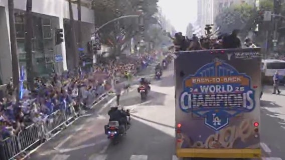 Dodgers celebrate back-to-back championships with more than 225,000 fans