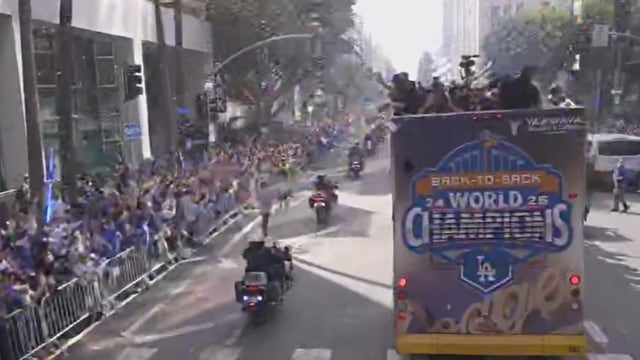 Dodgers celebrate back-to-back championships with more than 225,000 fans