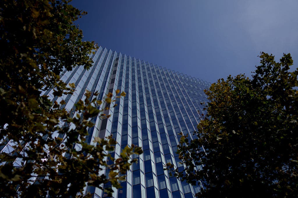 LA man accused of throwing Molotov cocktail at federal building to be arraigned