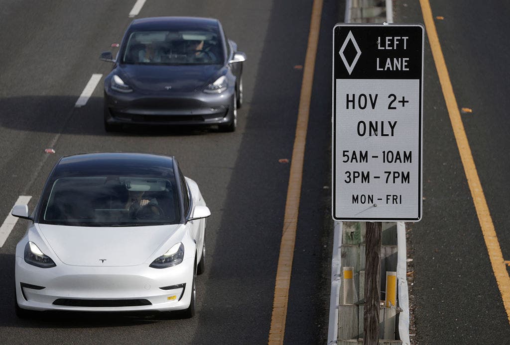 $490 fines begin: California's EV carpool decal program is officially over