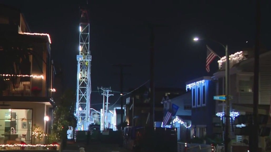 Newport Beach oil leak threatens homes