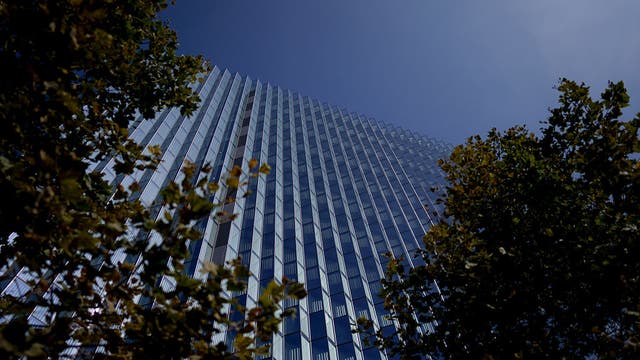 LA man accused of throwing Molotov cocktail at federal building to be arraigned