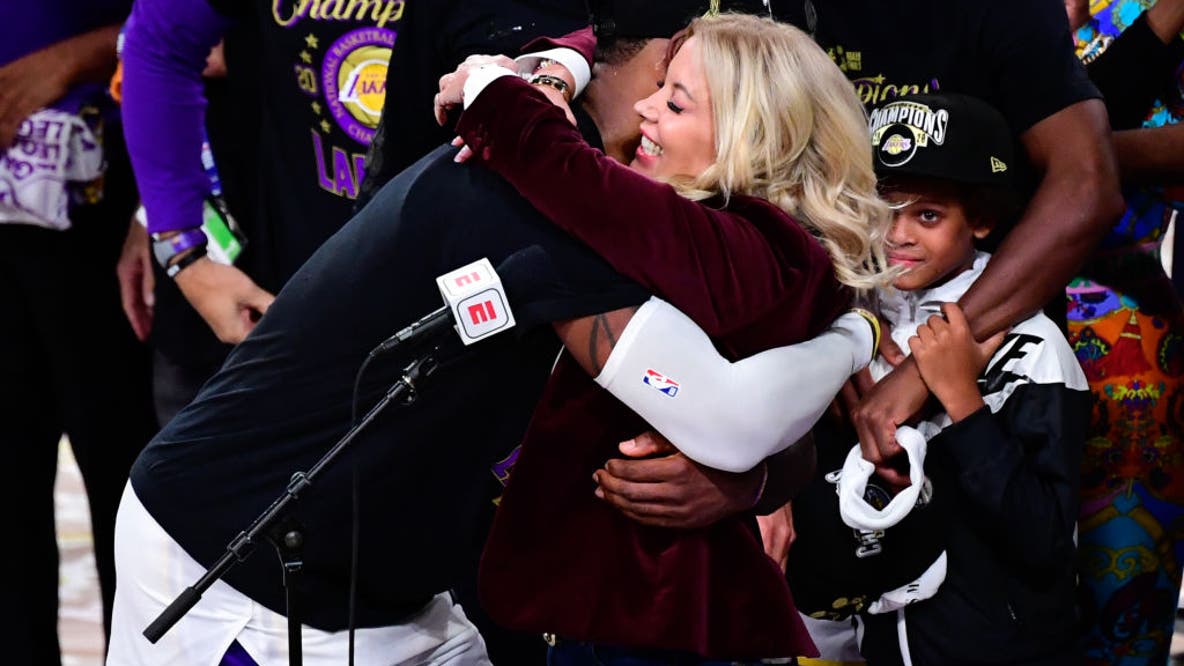 Relationship between Jeanie Buss, LeBron James strained before Lakers sale