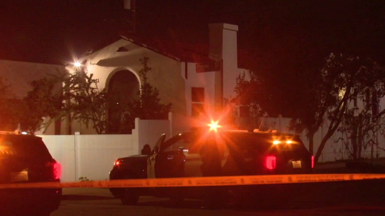 Burglary suspect barricaded in Pacoima home