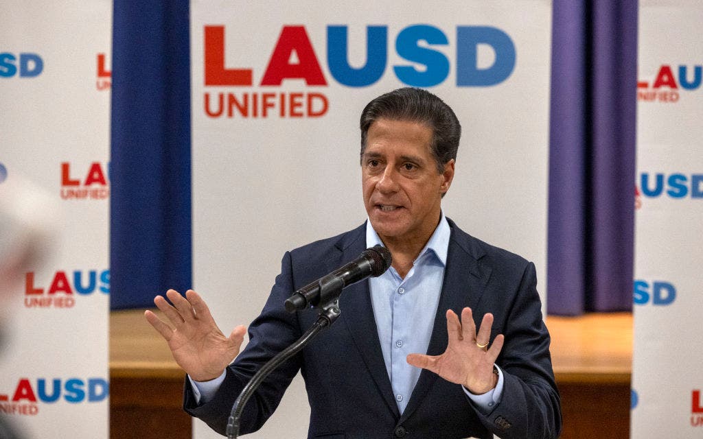 FBI raids LAUSD Superintendent Alberto Carvalho's home, LAUSD headquarters
