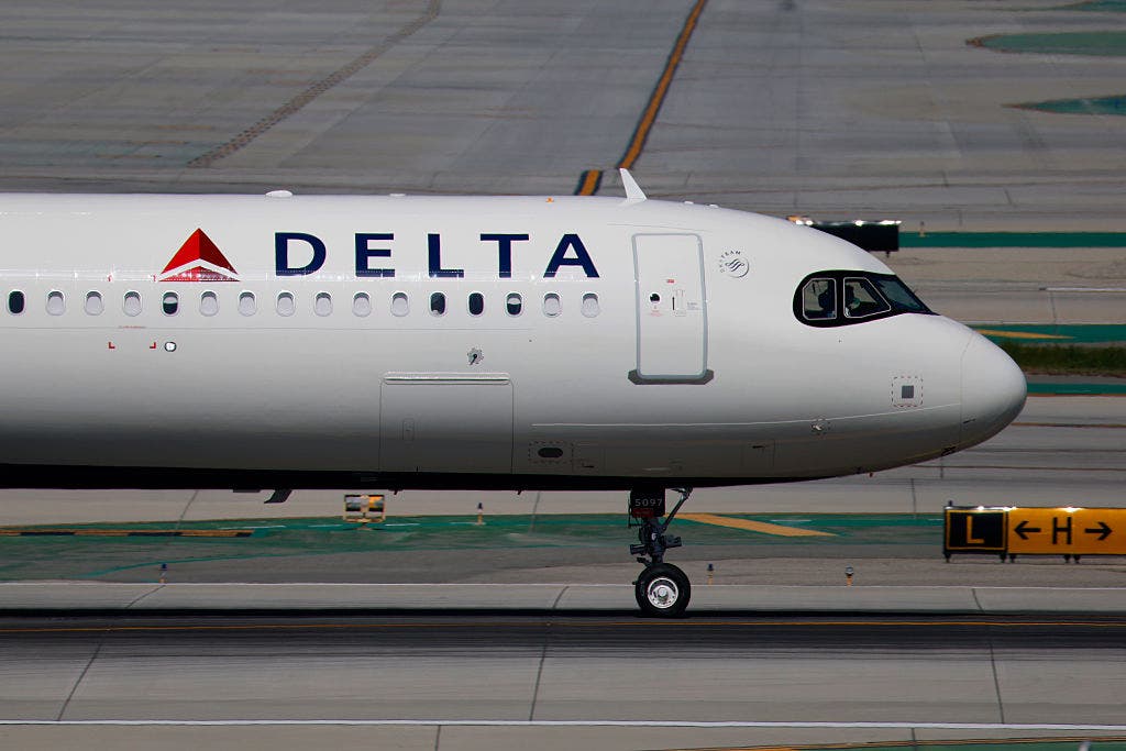 LAX-to-Dallas Delta flight declares emergency after mid-air cabin power failure
