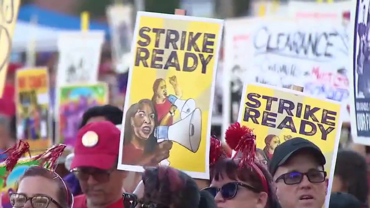 LAUSD reaches last-minute deal with union to avert strike, keep schools open