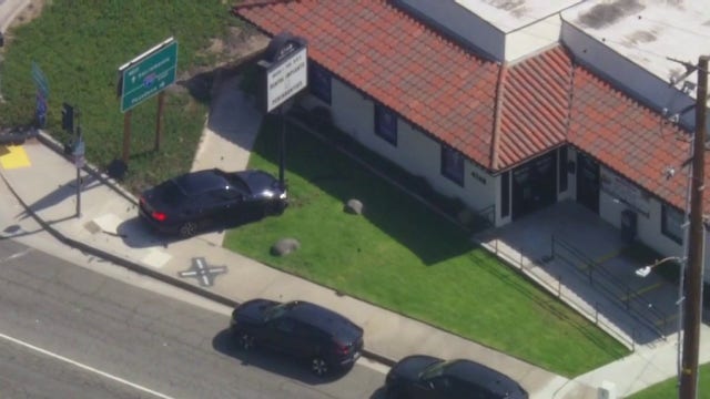 Man fleeing federal agents at large after crashing into sign outside Montrose dentist office