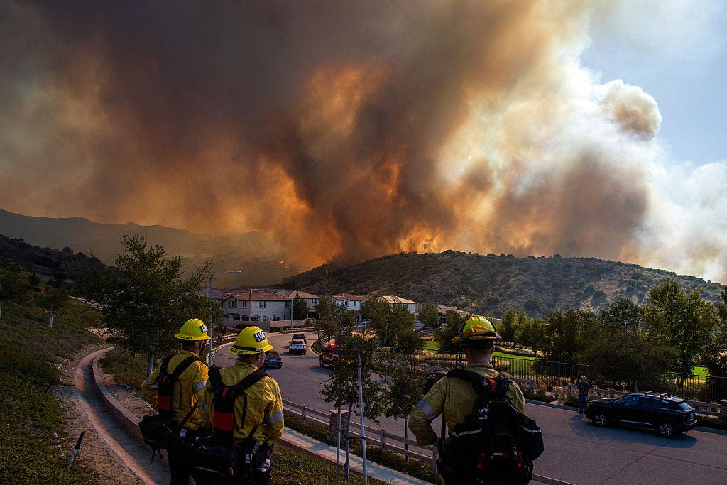 Sandy Fire in Simi Valley destroys home, forces thousands to evacuate