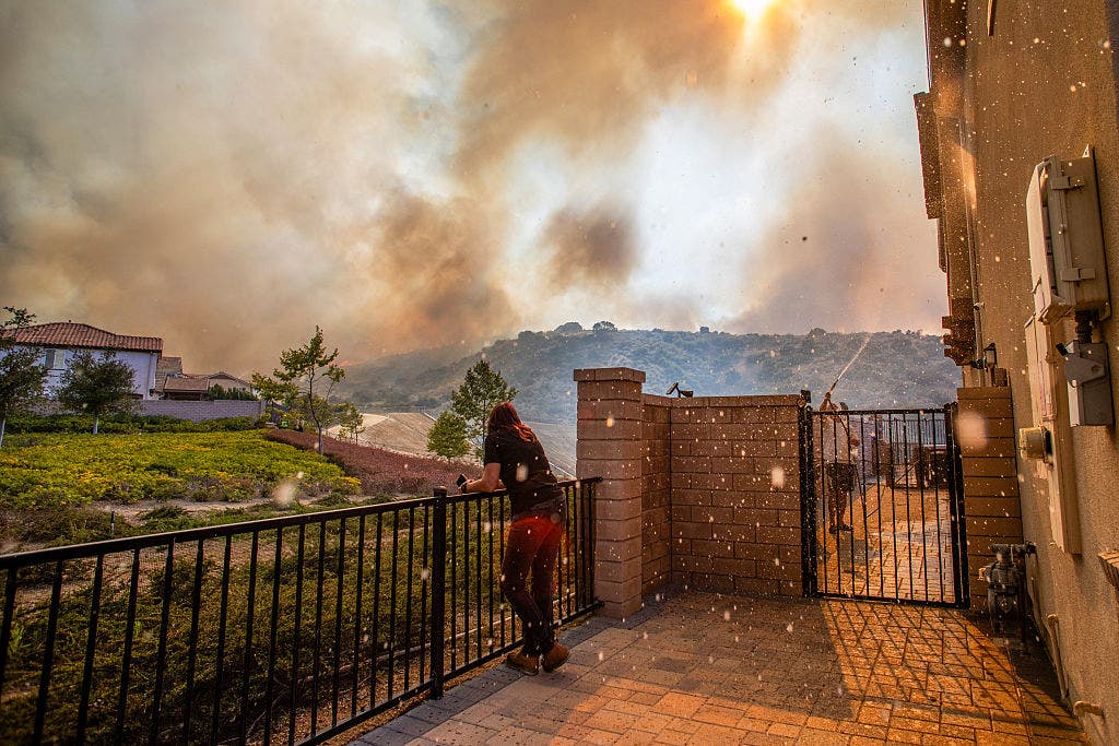 Sandy Fire in Simi Valley explodes to nearly 1,400 acres as thousands remain under evacuation orders