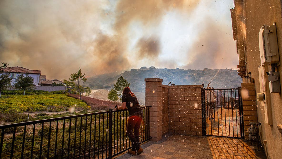 Sandy Fire in Simi Valley explodes to nearly 1,400 acres as thousands remain under evacuation orders