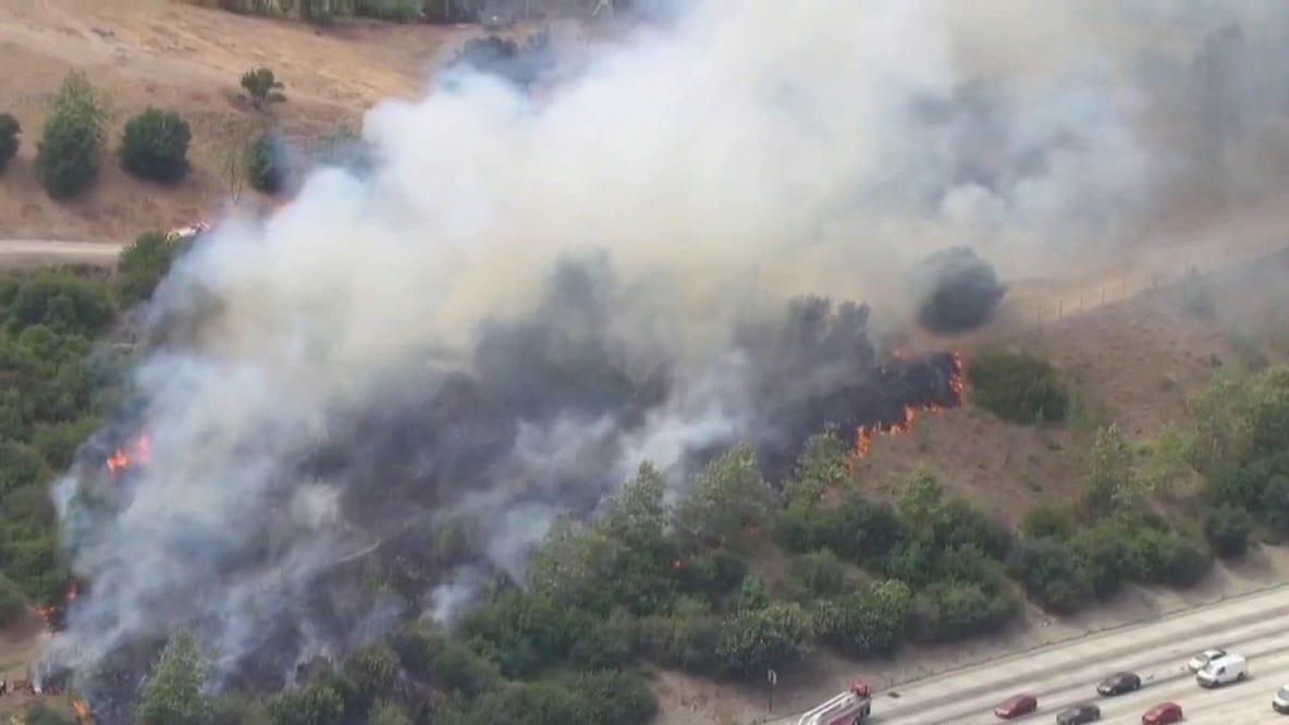 Brush fire briefly breaks out near Getty Center along 405 Freeway