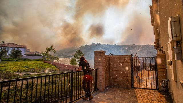 Sandy Fire in Simi Valley explodes to nearly 1,400 acres as thousands remain under evacuation orders