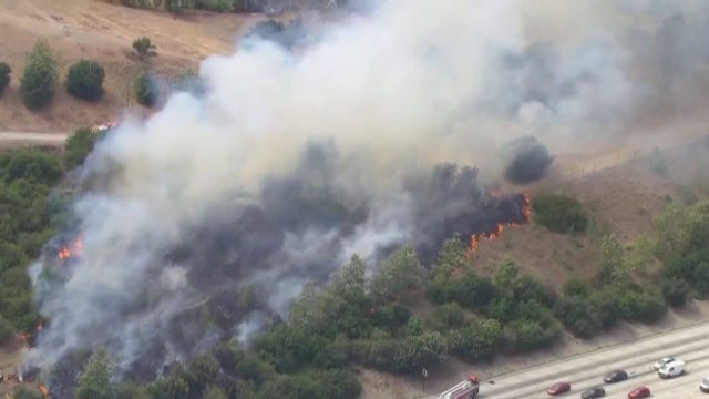 Brush fire briefly breaks out near Getty Center along 405 Freeway