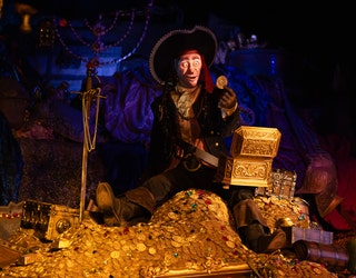 ディズニーパークス ビークアンドバレル 海賊スカル　カップ　パイレーツ Disneyland's Pirates of the Caribbean reopens with a high-tech