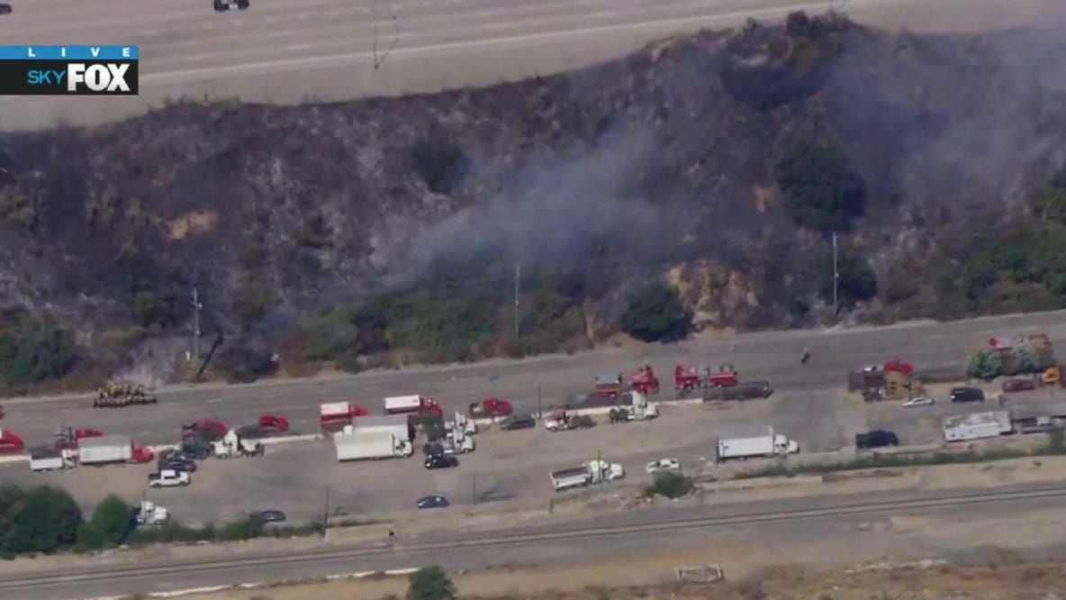 Brush fire shuts down northbound 5 Freeway lanes in Sylmar