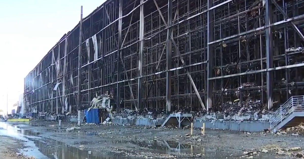 Boyle Heights reeling from Lineage warehouse fire aftermath amid toxic stench, health issues